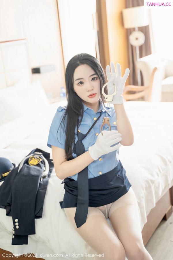   [XiuRen]高清写真图 2023.03.30 No.6497 汐汐爱吃草莓 制服美臀第43张图片